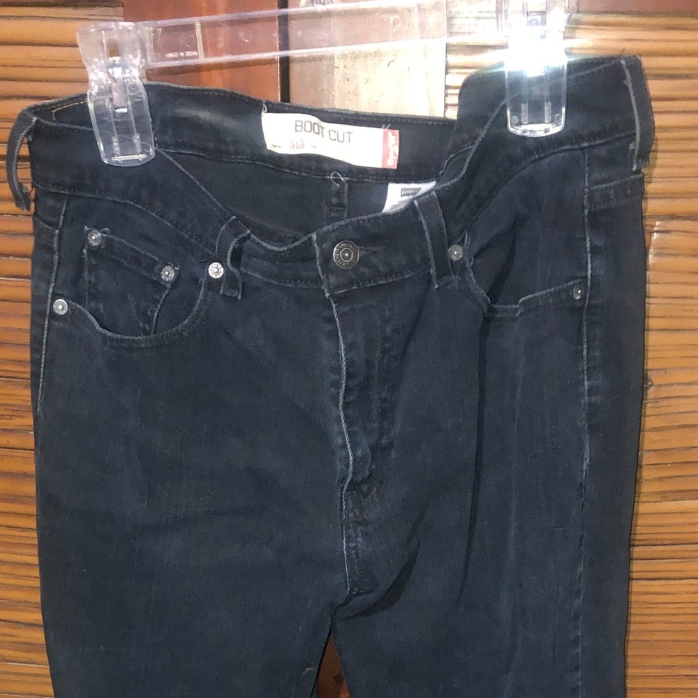 Comfortable relaxed fit Levi jeans.
